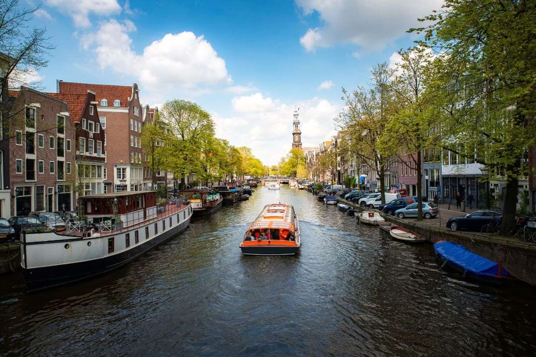 amsterdam-votes-to-ban-cruise-ships-to-halt-tourist-influx-and-fight-pollution