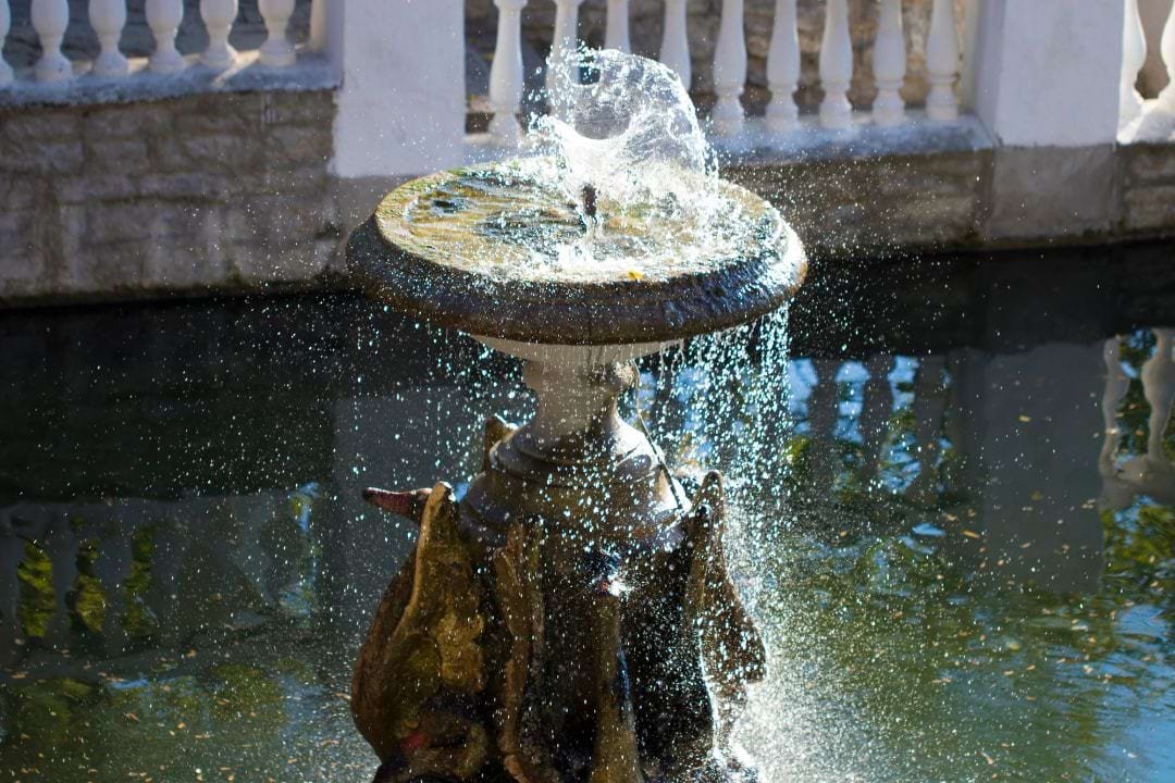 german-tourist-damages-iconic-neptune-fountain-in-florence-while-taking-a-picture