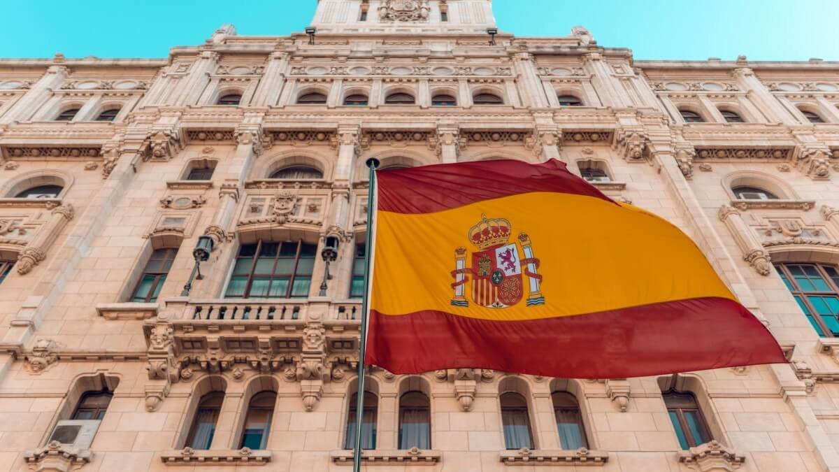spain-eases-work-permit-requirements-for-foreigners